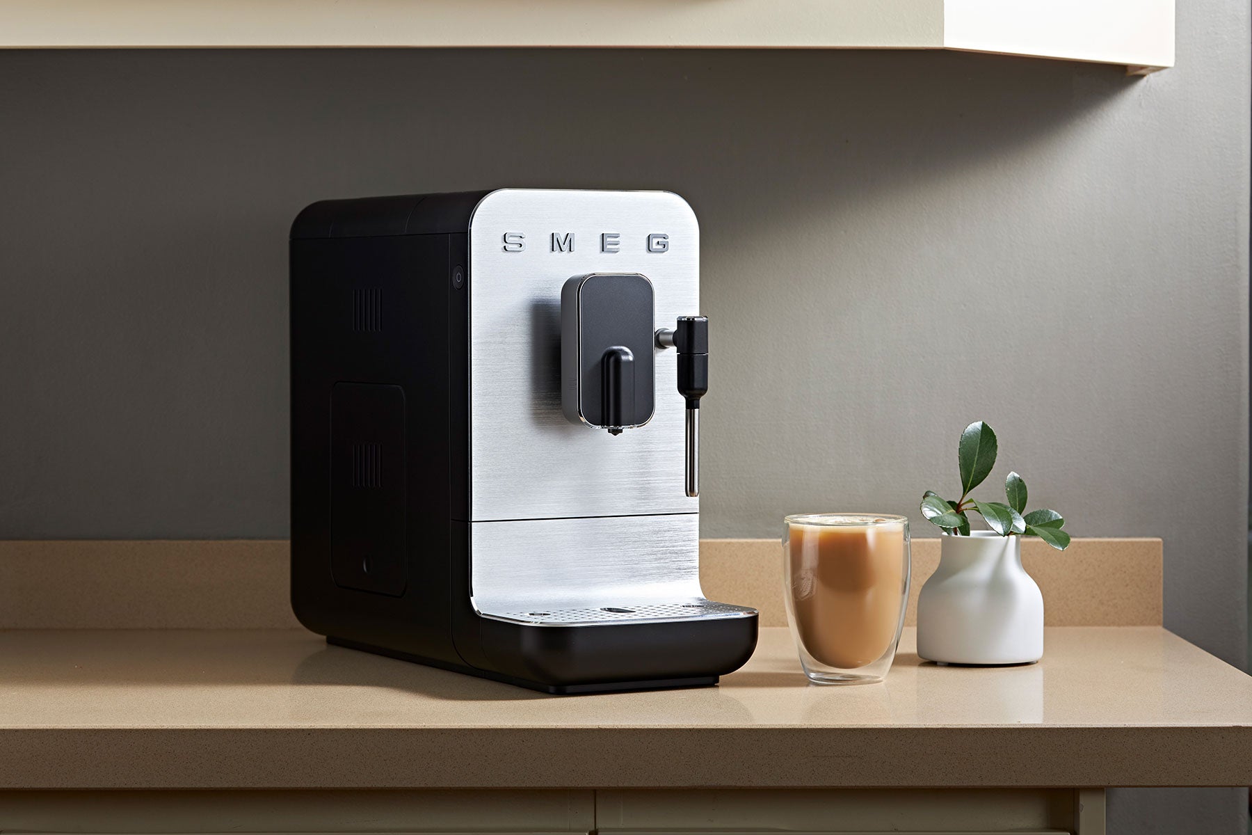 Bean to cup coffee machine – Smeg UK